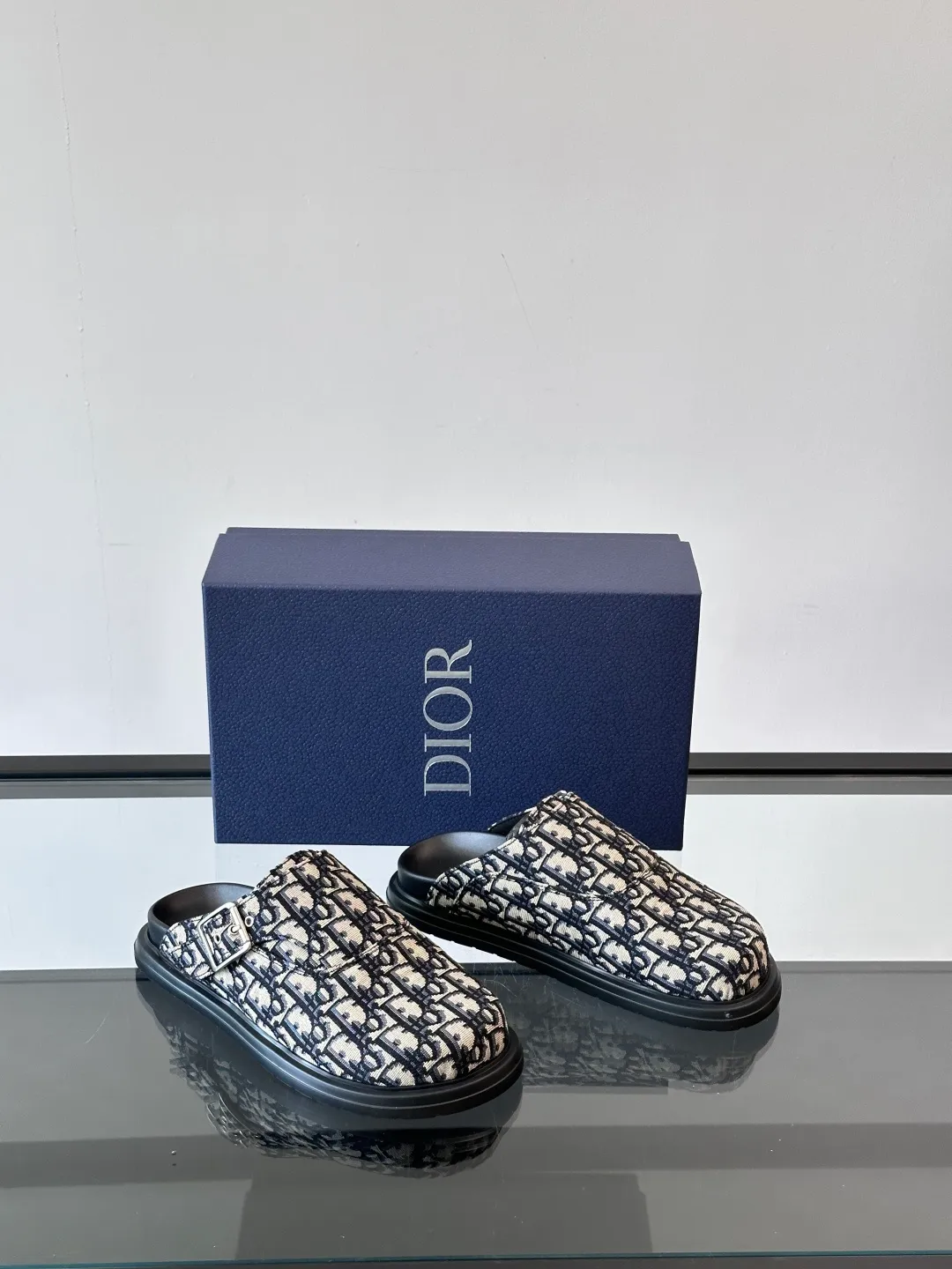 Men's Men's Shoes 💰360 [New Style] 🏃‍♂️🏃‍♂️Dior-Dior's new mules are new. I think the toe-toe mules are really cool for boys. They are Dior's most classic oblique print and are fashionable and comfortable. These Dior Aqua mules combine modern style and classic design. Beige and black Oblique printed fabric upper with adjustable straps and a metal-clad copper alloy Dior buckle for added style. Paired with black leather, rubber and EVA notch soles, they can be easily paired with a variety of casual outfits. size: 38-45 (38.45 customized)